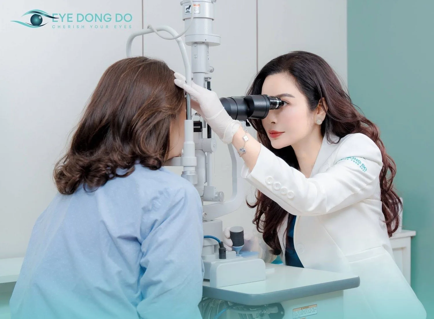 Bác sĩ Phương Thủy khám mắt cho bệnh nhân