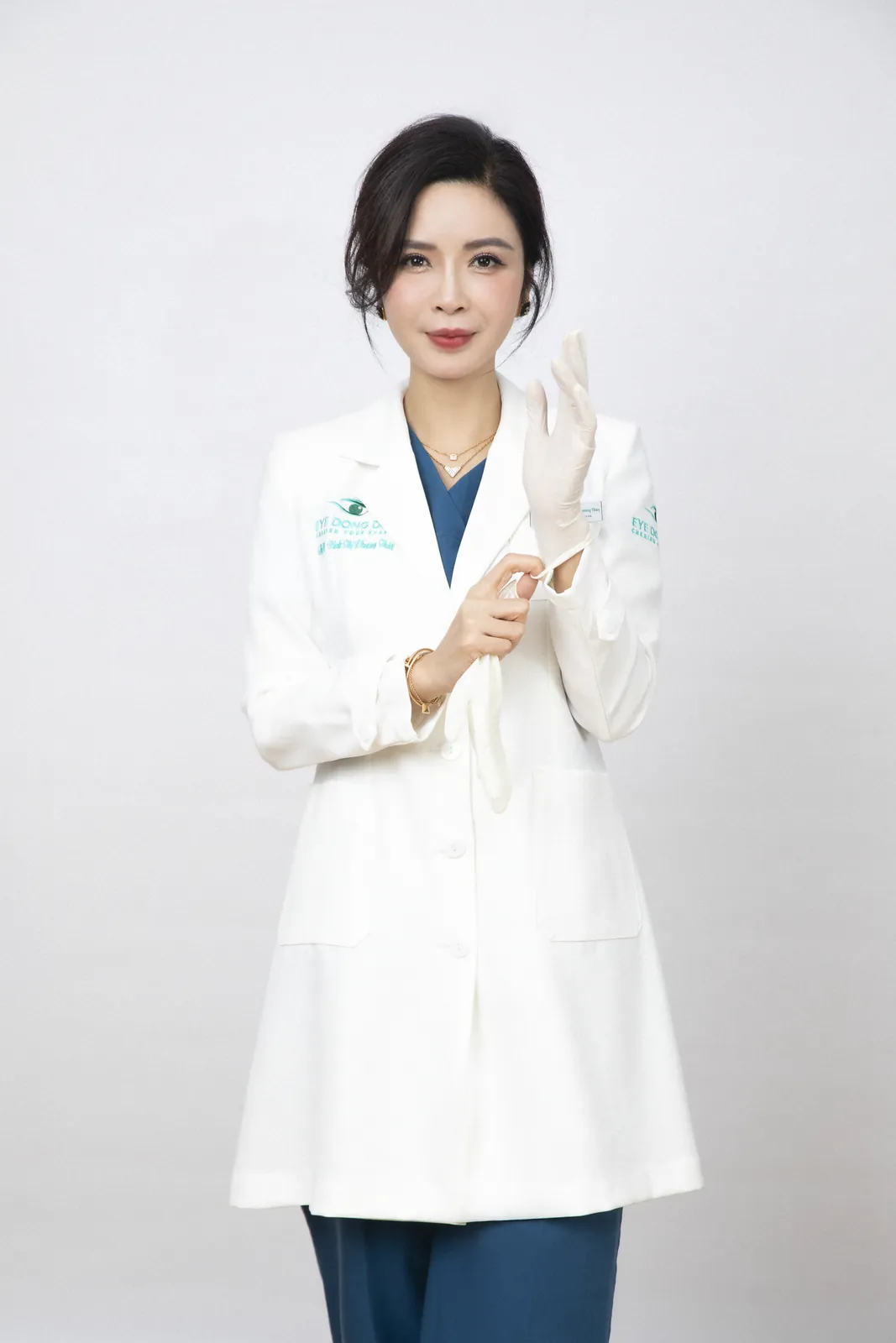 Chân dung ThS.BS Đinh Thị Phương Thủy trong áo blouse trắng