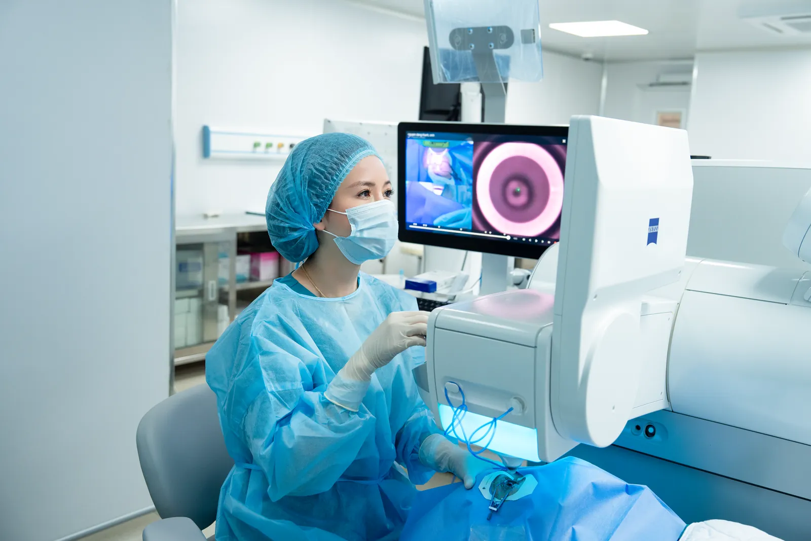Bác sĩ Phương Thủy thực hiện phẫu thuật với hệ thống ZEISS, hình ảnh giác mạc hiện trên màn hình