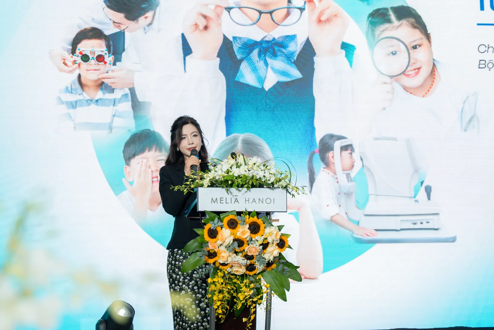Bác sĩ Phương Thủy phát biểu tại một chương trình chăm sóc mắt cho trẻ em