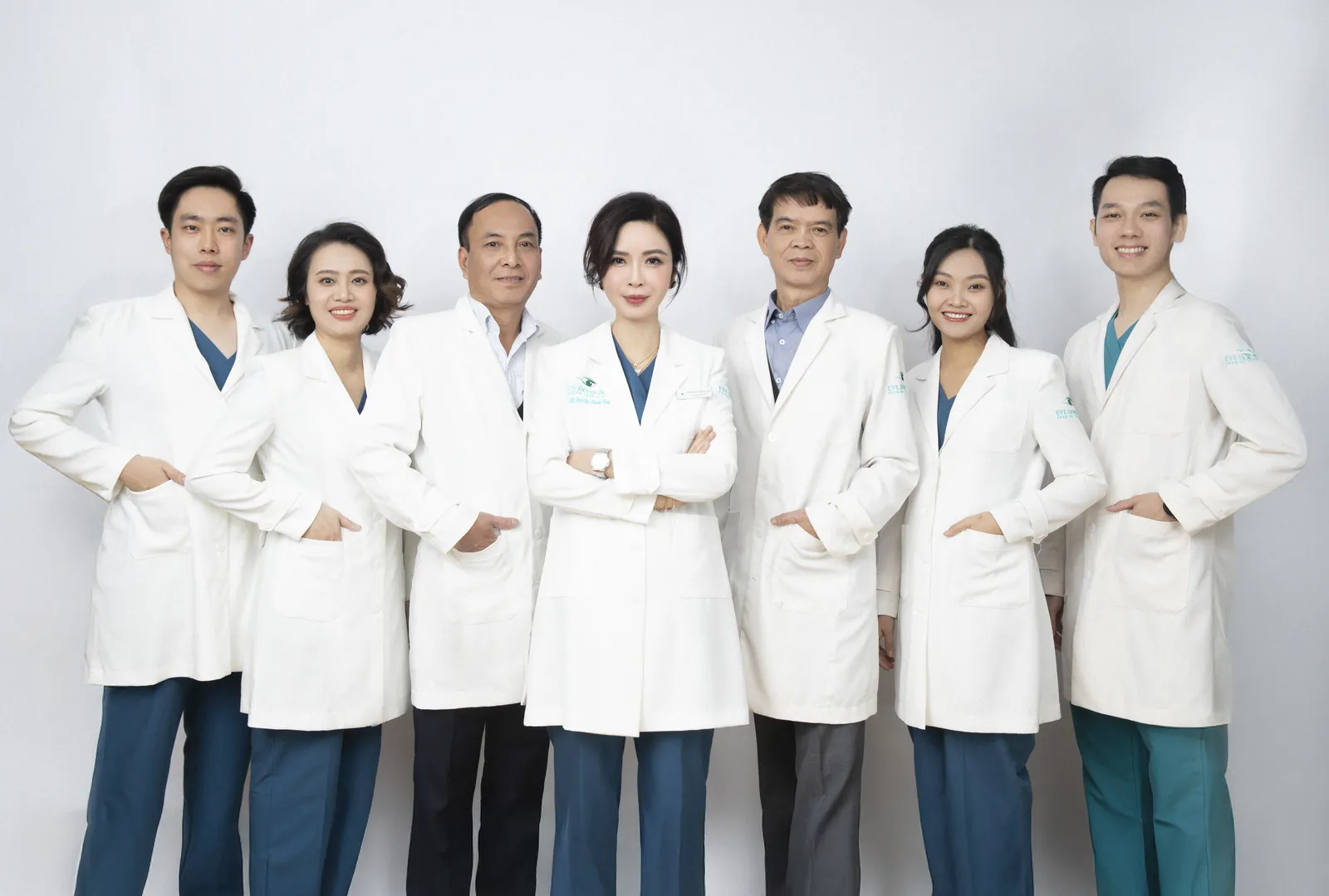 Đội ngũ y bác sĩ Trung tâm Mắt Kỹ thuật cao Bệnh viện Đông Đô