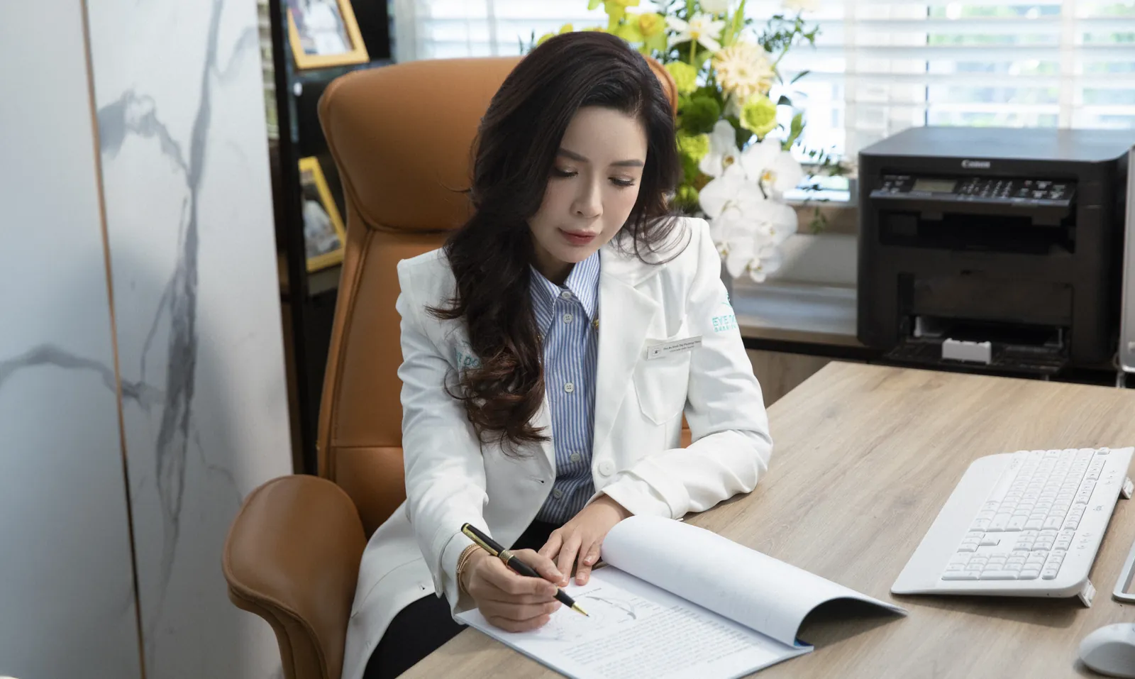 Bác sĩ Phương Thủy làm việc tại phòng giám đốc