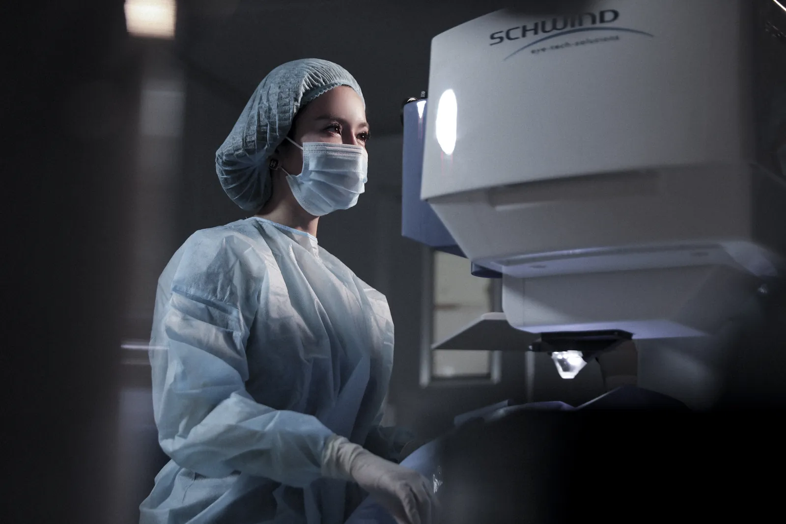 Bác sĩ Phương Thủy trong phòng mổ bên hệ thống laser SCHWIND