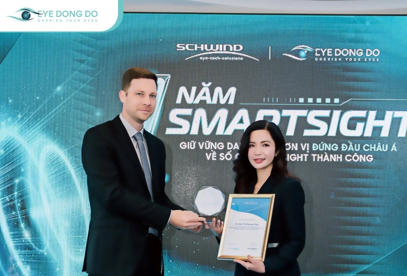 Đại diện SCHWIND trao chứng nhận về số ca phẫu thuật SmartSight thành công cho bác sĩ Đinh Thị Phương Thủy
